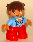 Minifigurka: 47205PB030A:  Duplo Figure Lego Ville, Child Girl, Red Legs, Medium Blue Jacket over Shirt with Flower, Reddish Brown Pigtails, Oval Eyes
