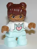Minifigurka: 47205PB072:  Duplo Figure Lego Ville, Child Girl, Light Aqua Legs, White Top with Coral Stripes in Heart, Reddish Brown Hair (6292954)