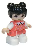 Minifigurka: 47205PB078:  Duplo Figure Lego Ville, Child Girl, White Legs, Coral Top with Polka Dots Pattern, White Arms, Black Hair (6335901)