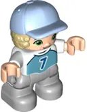 Minifigurka: 47205PB087:  Duplo Figure Lego Ville, Child Boy, Light Bluish Gray Legs, Medium Azure Top with Number 7, Tan Hair, Bright Light Blue Cap (6349785)