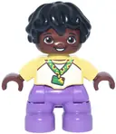 Minifigurka: 47205PB130:  Duplo Figure Lego Ville, Child Boy, Medium Lavender Legs, Bright Light Yellow and White Top Baseball T-Shirt, Sunflower ID Badge on Lanyard Pattern, Black Hair (6544013)