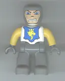 Minifigurka: 47394PB005:  Duplo Figure Lego Ville, Male Castle, Dark Bluish Gray Legs, White Chest, Yellow Arms, Dark Bluish Gray Hands (4265813)