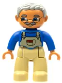 Minifigurka: 47394PB011B:  Duplo Figure Lego Ville, Male, Tan Legs, Blue Top with Tan Overalls Bib, Glasses, Light Bluish Gray Hair