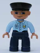 Minifigurka: 47394PB034:  Duplo Figure Lego Ville, Male Police, Black Hat, Nougat Head and Hands, Bright Light Blue Shirt with Badge, Dark Blue Legs