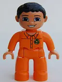 Minifigurka: 47394PB073:  Duplo Figure Lego Ville, Male, Orange Legs, Nougat Hands, Orange Top with Recycle Logo, Black Hair, Blue Eyes