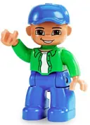 Minifigurka: 47394PB087:  Duplo Figure Lego Ville, Male, Blue Legs, Bright Green Top with White Undershirt, Blue Cap (4558055)