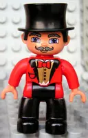 Minifigurka: 47394PB110:  Duplo Figure Lego Ville, Male Circus Ringmaster, Black Legs, Red Top with Bow Tie, Top Hat, Blue Eyes (4611994)