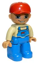Minifigurka: 47394PB115:  Duplo Figure Lego Ville, Male, Blue Legs, Tan Top with Blue Overalls, Red Baseball Cap (4529970)