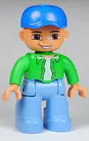 Minifigurka: 47394PB127:  Duplo Figure Lego Ville, Male, Medium Blue Legs, Bright Green Top with White Undershirt, Blue Cap (4596029)
