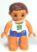 Minifigurka: 47394PB131:  Duplo Figure Lego Ville, Male, Blue Swim Trunks, White Top with Green '51', Reddish Brown Hair