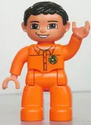 Minifigurka: 47394PB133:  Duplo Figure Lego Ville, Male, Orange Legs, Nougat Hands, Orange Top with Recycle Logo, Black Hair, Brown Eyes