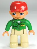 Minifigurka: 47394PB145:  Duplo Figure Lego Ville, Male, Tan Legs, Green Top with 'ZOO' on Front and Back, Red Cap, Blue Eyes (Zoo Worker)