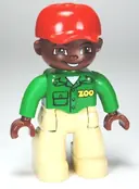 Minifigurka: 47394PB146:  Duplo Figure Lego Ville, Male, Tan Legs, Green Top with 'ZOO' on Front and Back, Brown Head, Red Cap, Brown Head, Brown Eyes (Zoo Worker)