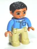 Minifigurka: 47394PB159:  Duplo Figure Lego Ville, Male, Tan Legs, Medium Blue Shirt with Pocket and 4 Buttons, Black Hair