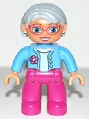 Minifigurka: 47394PB173:  Duplo Figure Lego Ville, Female, Magenta Legs, Medium Blue Top with Flower, Light Bluish Gray Hair, Blue Eyes, Glasses