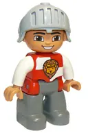 Minifigurka: 47394PB179:  Duplo Figure Lego Ville, Male Castle, Dark Bluish Gray Legs, Red and White Chest with Lion on Shield, Helmet