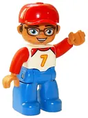 Minifigurka: 47394PB267:  Duplo Figure Lego Ville, Male, Blue Legs, White Top with Number 7 and Red Arms, Reddish Brown Hair, Red Cap (6268360)