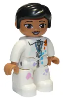 Minifigurka: 47394PB292:  Duplo Figure Lego Ville, Female, White Suit with Zipper, ID Badge, and Paint Splotches, Black Knot Bun Hair