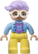 Minifigurka: 47394PB341:  Duplo Figure Lego Ville, Female, Bright Light Yellow Legs, Bright Light Blue Jacket, Medium Lavender Cat Shirt, White Glasses, Lavender Hair (6444490)