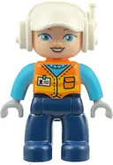 Minifigurka: 47394PB376:  Duplo Figure Lego Ville, Female, Construction Worker, Dark Blue Legs, Orange Vest with Name Tag, Medium Azure Shirt, Light Bluish Gray Hands, White Helmet (6585429)