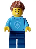 Minifigurka: CTY1561:  Police - City Officer in Training Male, Medium Blue Shirt with Badge, Dark Blue Legs, Reddish Brown Hair, Open Mouth Smile