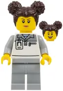 Minifigurka: CTY1833:  Formula 1 Mechanic - Female, Light Bluish Gray and White Polo Shirt, Light Bluish Gray Legs, Dark Brown Hair with Buns, Freckles