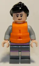 Minifigurka: JW074:  Yasmina 'Yaz' Fadoula - Light Bluish Gray Jacket, Dark Bluish Gray Legs, Orange Life Jacket
