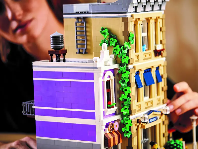 LEGO 10278 Posterunek policji zdjęcie 43