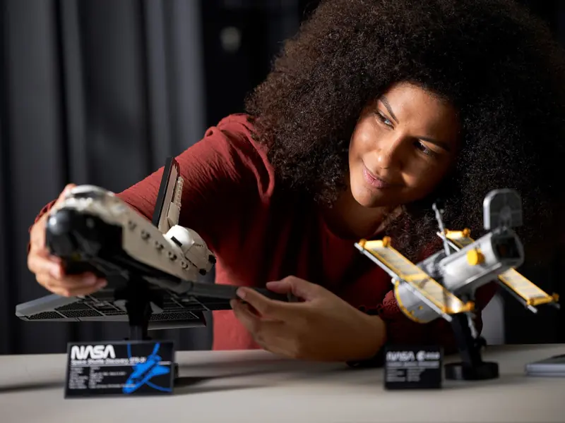 LEGO 10283 Wahadłowiec Discovery NASA zdjęcie 19