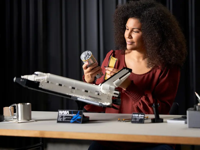 LEGO 10283 Wahadłowiec Discovery NASA zdjęcie 20