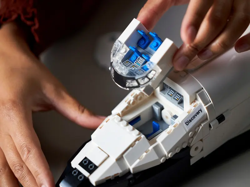 LEGO 10283 Wahadłowiec Discovery NASA zdjęcie 21