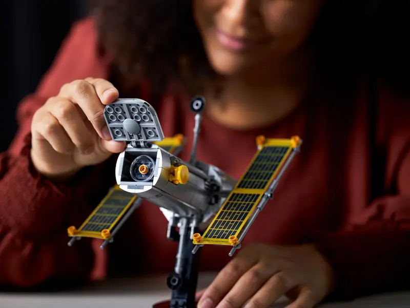 LEGO 10283 Wahadłowiec Discovery NASA zdjęcie 23