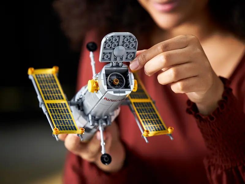 LEGO 10283 Wahadłowiec Discovery NASA zdjęcie 24