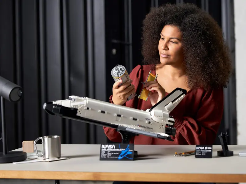 LEGO 10283 Wahadłowiec Discovery NASA zdjęcie 18