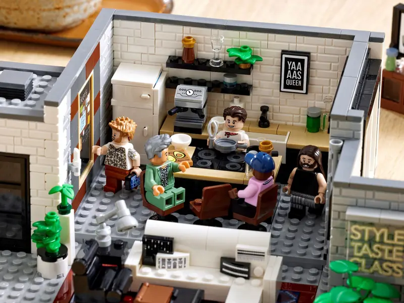 LEGO 10291 Queer Eye – Mieszkanie Fab Five zdjęcie 11