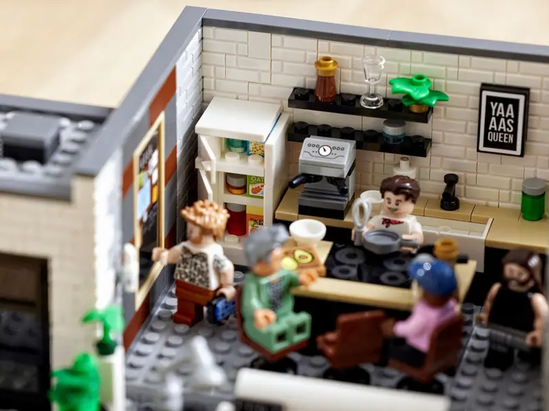LEGO 10291 Queer Eye – Mieszkanie Fab Five zdjęcie 12