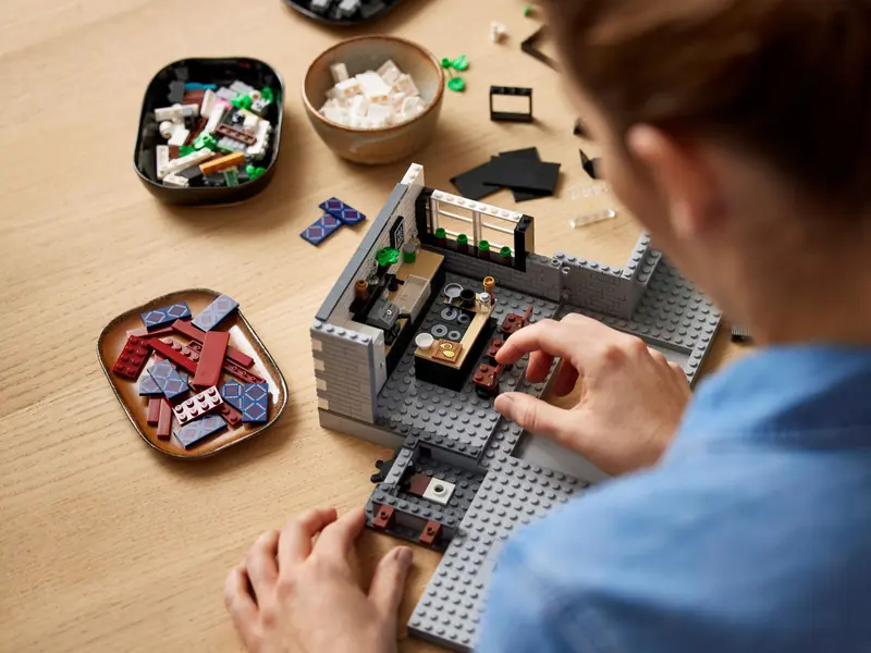 LEGO 10291 Queer Eye – Mieszkanie Fab Five zdjęcie 14