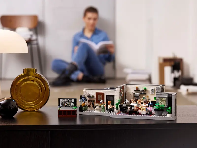 LEGO 10291 Queer Eye – Mieszkanie Fab Five zdjęcie 15