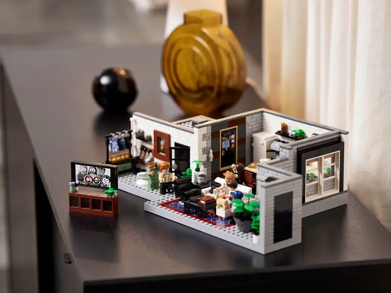 LEGO 10291 Queer Eye – Mieszkanie Fab Five zdjęcie 16