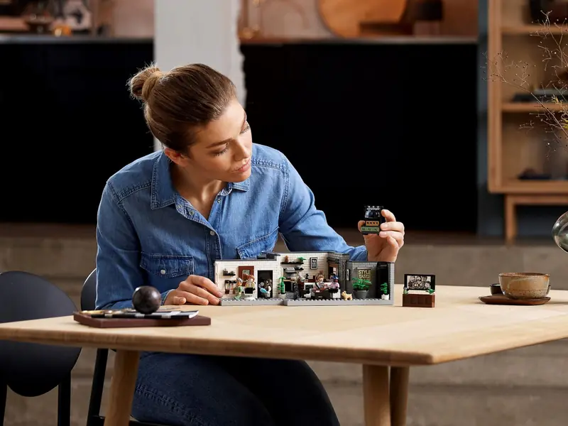 LEGO 10291 Queer Eye – Mieszkanie Fab Five zdjęcie 18