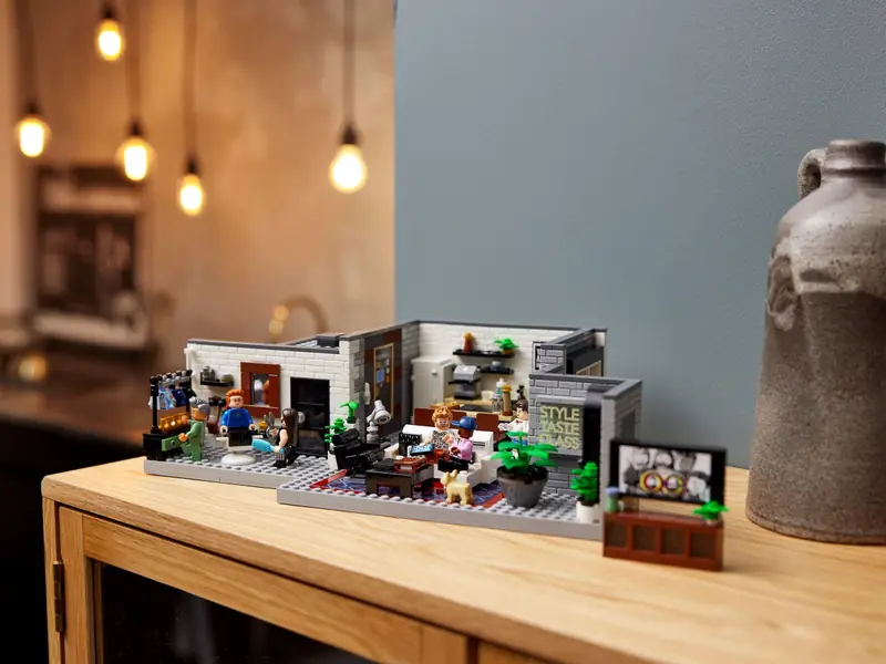 LEGO 10291 Queer Eye – Mieszkanie Fab Five zdjęcie 19
