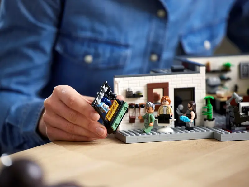 LEGO 10291 Queer Eye – Mieszkanie Fab Five zdjęcie 22