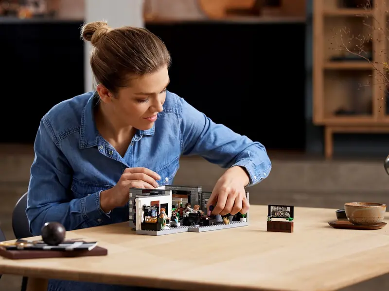 LEGO 10291 Queer Eye – Mieszkanie Fab Five zdjęcie 25