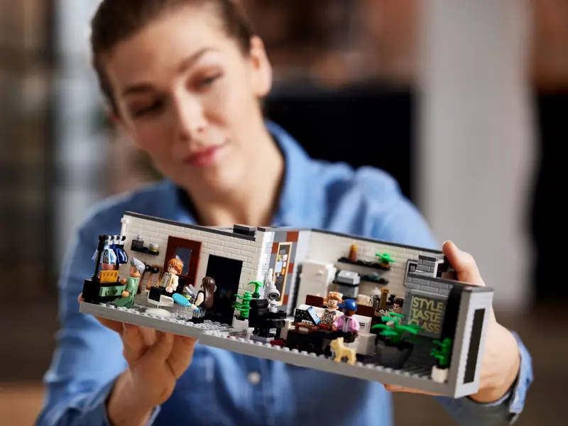 LEGO 10291 Queer Eye – Mieszkanie Fab Five zdjęcie 26