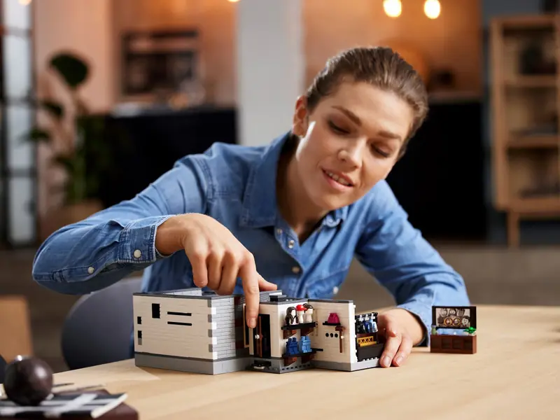 LEGO 10291 Queer Eye – Mieszkanie Fab Five zdjęcie 8