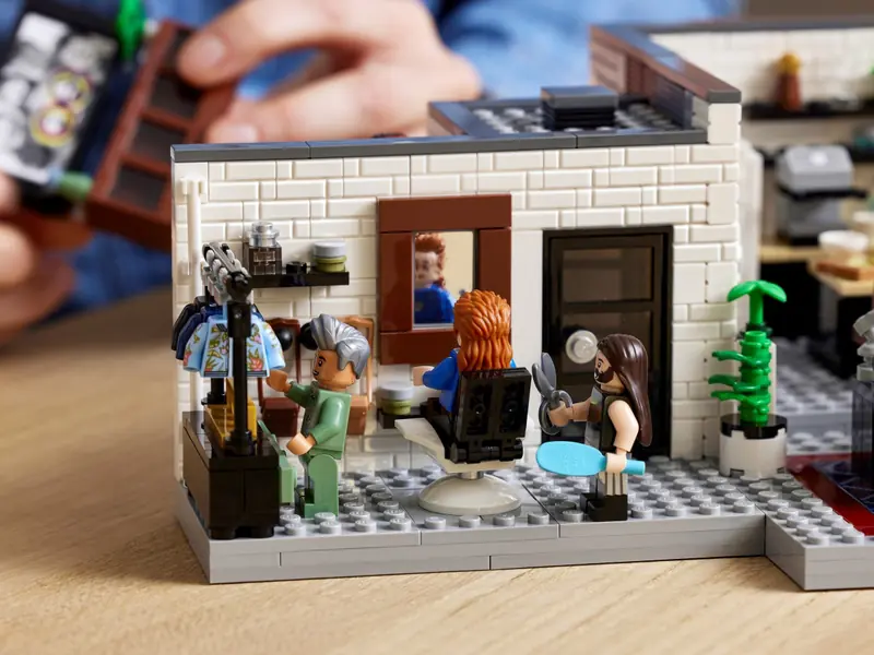 LEGO 10291 Queer Eye – Mieszkanie Fab Five zdjęcie 9