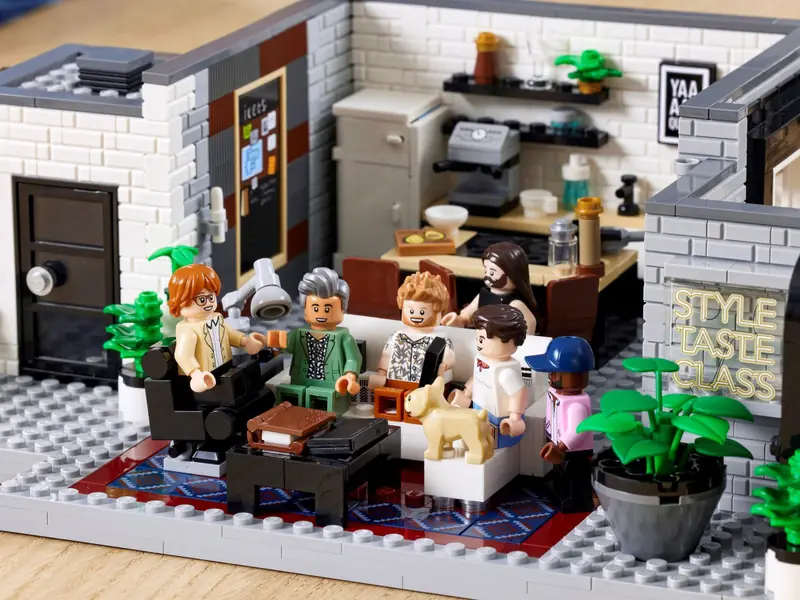 LEGO 10291 Queer Eye – Mieszkanie Fab Five zdjęcie 10