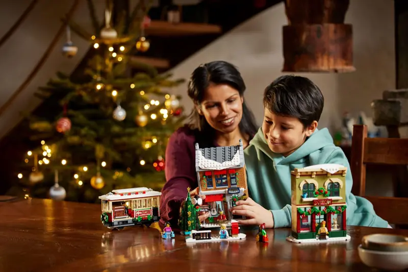 LEGO 10308 Świąteczna główna ulica zdjęcie 12