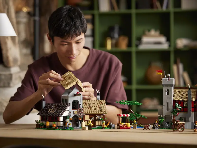 LEGO 10332 Średniowieczny plac miejski zdjęcie 15