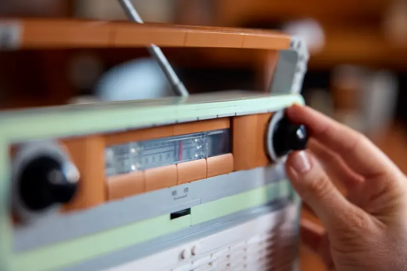 LEGO 10334 Radio w stylu retro zdjęcie 10